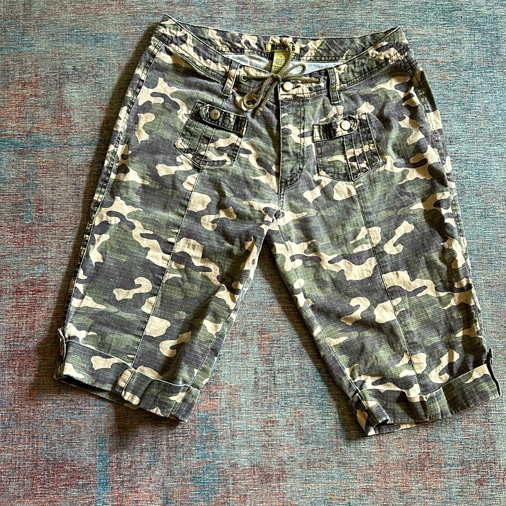Miss 16 Camouflage Bermuda Style Shorts Juniors Size L Waist 29”.